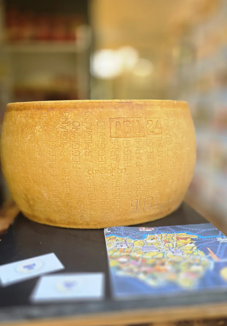 Parmigiano Reggiano DOP 24 meses en forma entera con sello del Consorzio — Pasta Life, tienda gourmet italiana en Barcelona