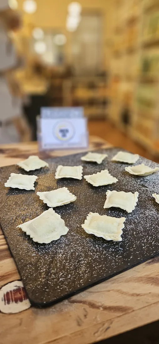 Ravioli frescos de carne al huevo, artesanos hechos en tienda — Pasta Life, pasta fresca en Barcelona